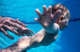bambino in acqua