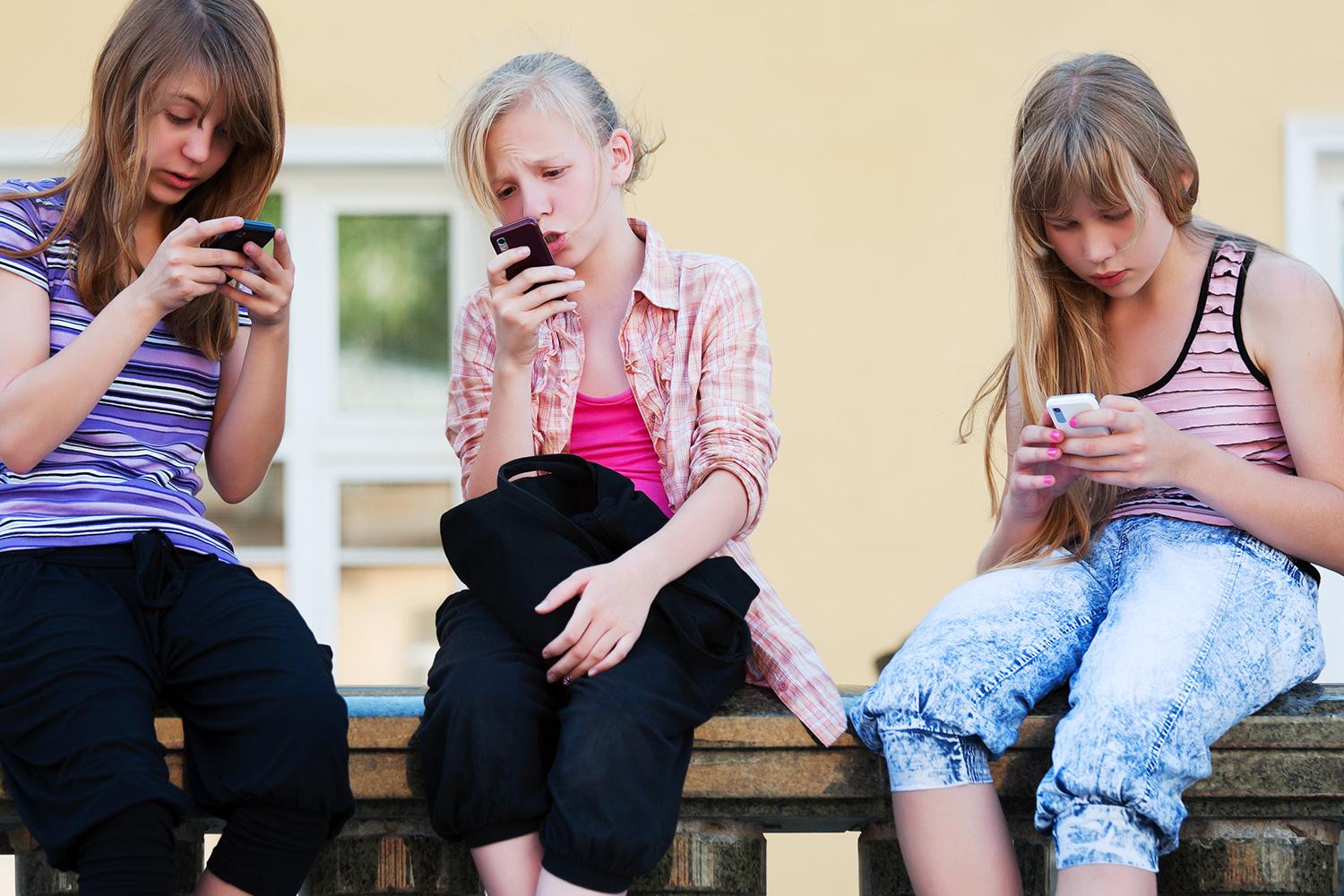 Dipendenza da cellulare: quali sono gli effetti su bambini e adolescenti?