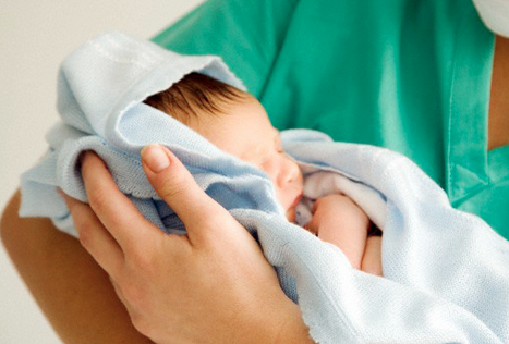 Ostetriche e nascita in ospedale: tra medicalizzazione e amore