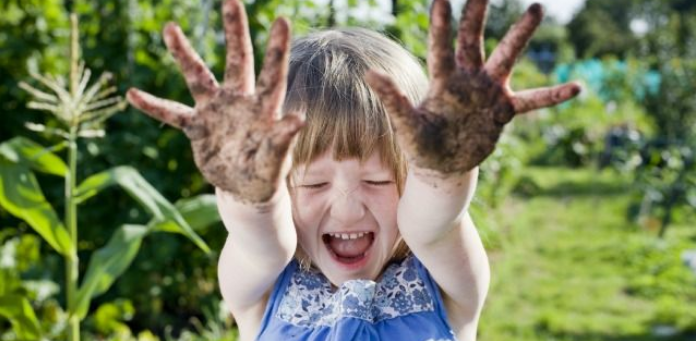 Bambini e natura: ecco perché sporcarsi fa bene