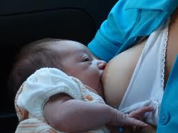 Dopo gravidanza e parto naturale, allattamento a richiesta