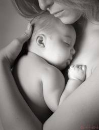 bambino amore in braccio madre