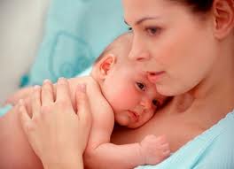 bambino in braccio a mamma per reflusso