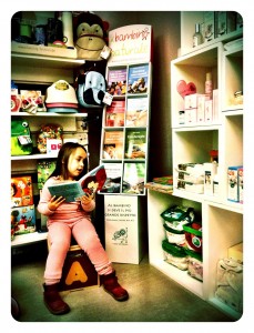 negozio prodotti biologici bambini con bimba e libri