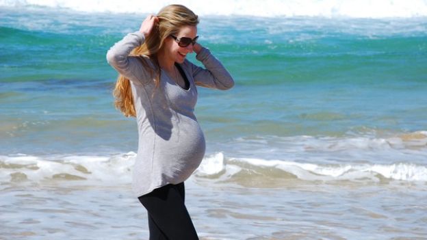 Portare i bambini nel pancione: camminare in gravidanza