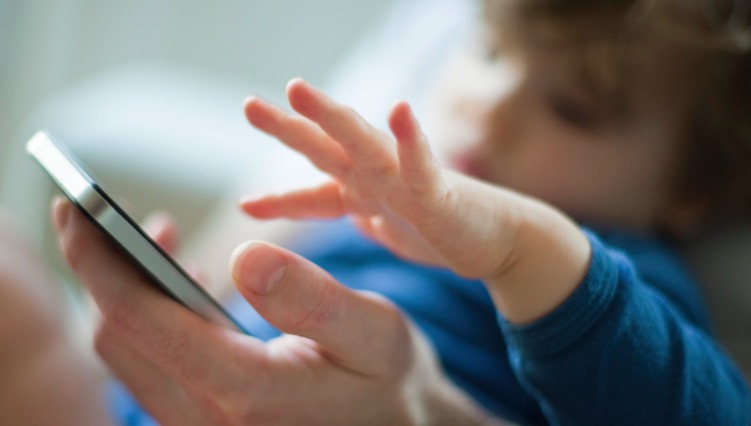 Bambini e smartphone: consigli ai genitori, date il buon esempio!