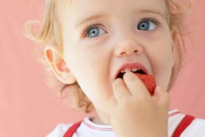 cibo e bambini bambino mangia fragola