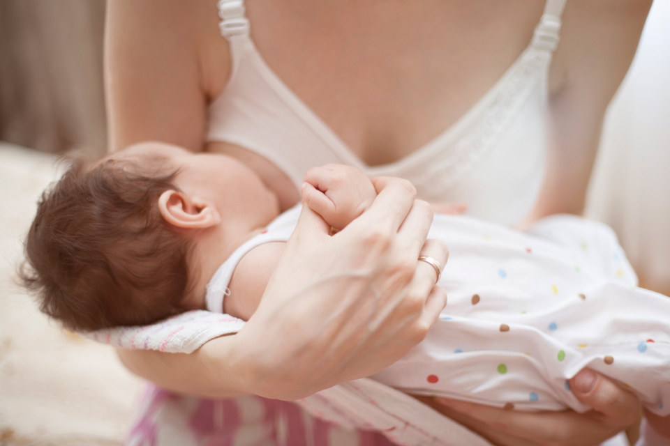 Microbiota intestinale: dal latte materno tanti batteri “buoni” per il neonato