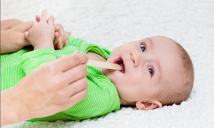 Il mal di gola nei bambini: curiamolo con l’omeopatia