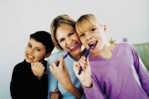 salute bambini lavano denti con mamma per sorriso bambino
