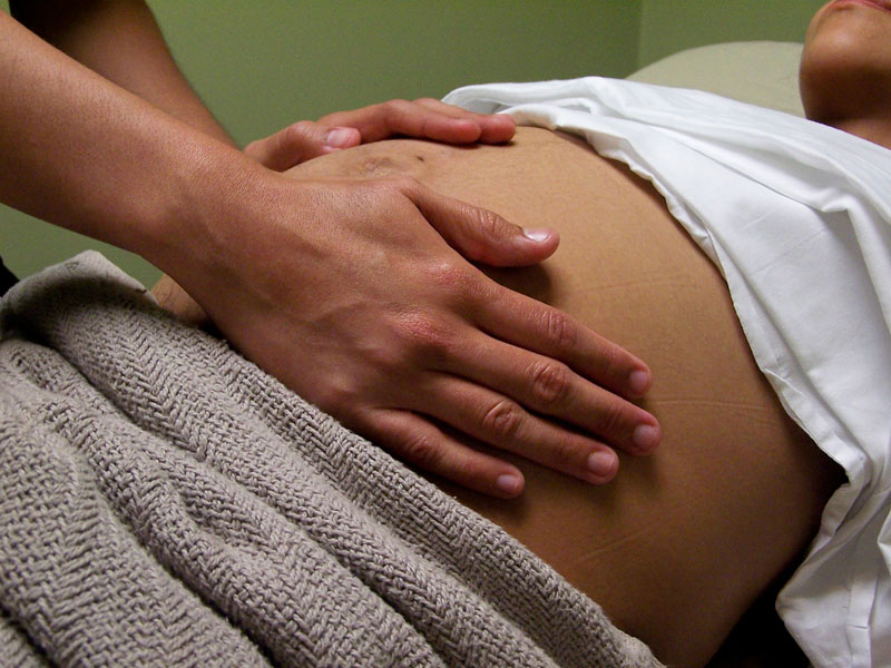 I benefici del massaggio in gravidanza e durante il parto