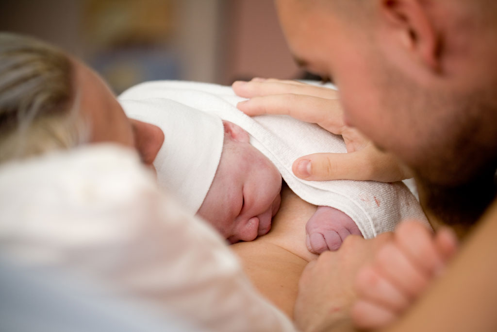 Accudire il neonato con il contatto pelle a pelle e neuroscienze