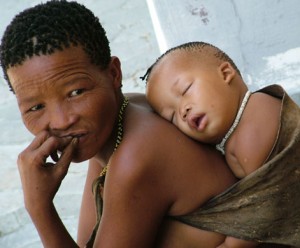 bambino e mamma di colore